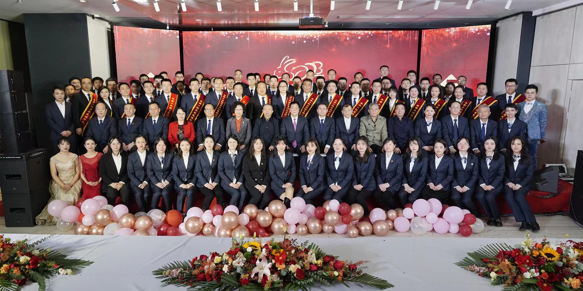 抖圈集团召开机关2022年度赞美大会